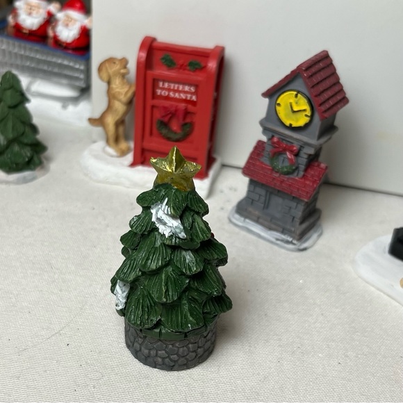 LIGHT UP CHRISTMAS TOWN FAIRY GARDEN GIFT SET - Picture 10 of 16